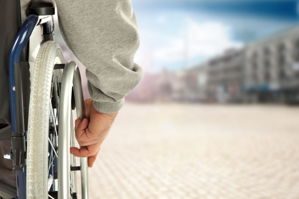 Pessoa com deficiência com cadeira de rodas