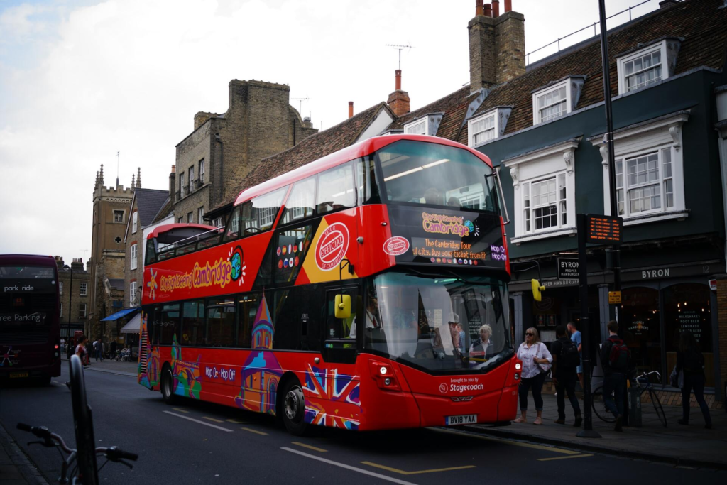 Ônibus no Reino Unido sem teto para transporte diário