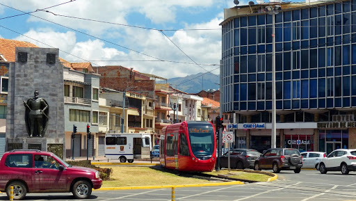 Veiculo leve funcionando em Cuenca sobre trilhos