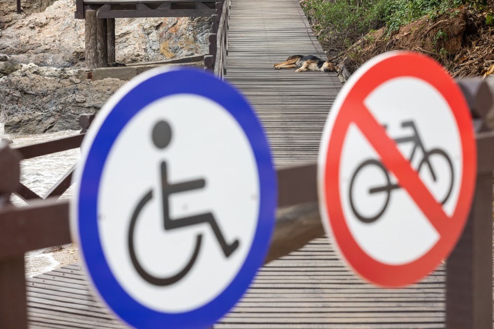 Placas de trânsito proibido bicicletas e permitido cadeirantes