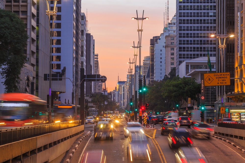 Rua de Curitiba com automóveis em movimento