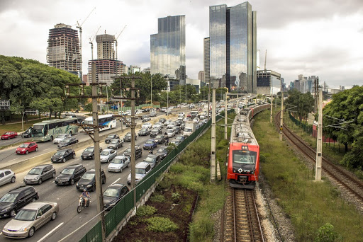 Carros e metrô CTPM em São Paulo