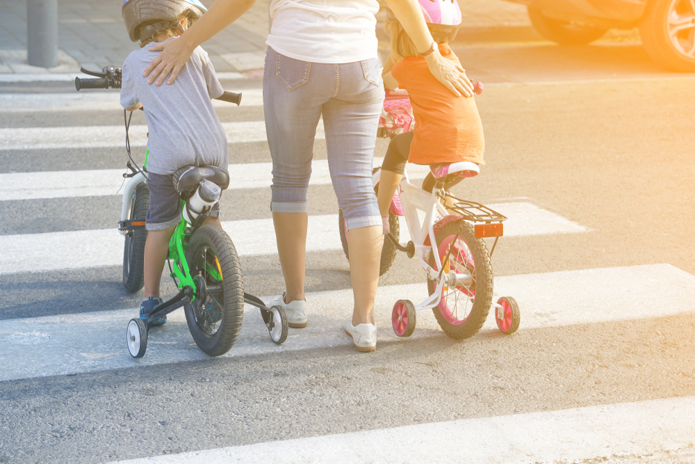 Em vez de afastar as crianças da rua, cidades líderes em políticas de ciclomobilidade apostam no desenvolvimento da avaliação de riscos. (Fonte: Shutterstock)