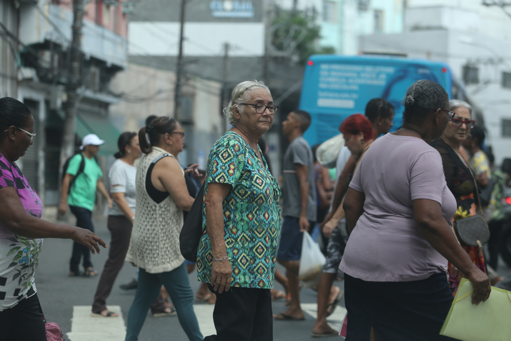 Expectativa de vida dos brasileiros cresceu, mas a desigualdade social ainda é um dilema do país. (Fonte: Shutterstock/Joa Souza)