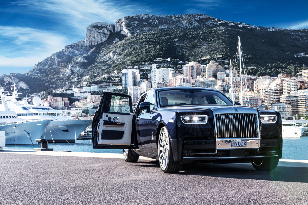 O Phantom tem motor V12 e transmissão automática de 8 marchas. (Fonte: Shutterstock/North Monaco/Reprodução)
