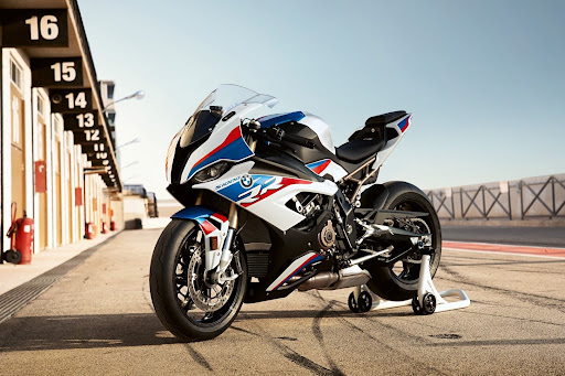 Além de carros rápidos, a alemã BMW fabrica algumas das motos mais rápidas do mundo, como a 1000RR. (Fonte: BMW Motorrad/Divulgação)