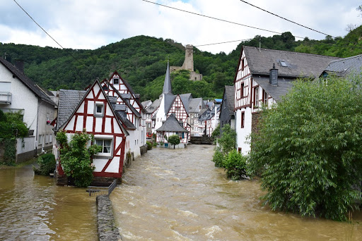 Inundação na Alemanha em 2021 deixou 200 mortos e tem relação direta com o aquecimento global. (Fonte: M. Volk/Shutterstock/Reprodução)