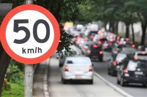 Desde 2017, a OMS recomenda aos governos do mundo todo reduzirem a velocidade máxima das vias urbanas para 50 km/h como forma de controlar o alto índice de mortes no trânsito. (Fonte: Prefeitura de Patrocínio/Marcelo Sants/Reprodução)
