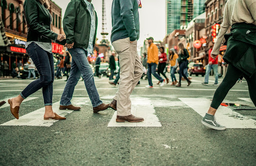 Respeitar os pedestres é essencial durante o tráfego. (Unsplash/Reprodução)