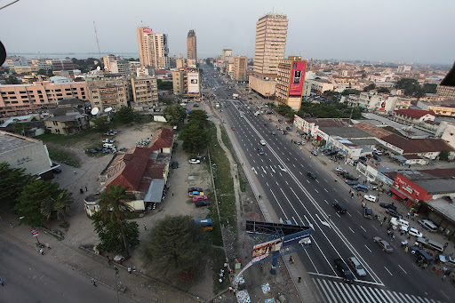 Kinshasa, capital da República Democrática do Congo, pode ultrapassar os 80 milhões de habitantes nas próximas décadas. (Imagem: Wikimedia Commons)