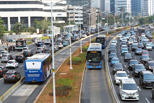 Repensar as taxas no transporte podem diminuir o número de carros e transformar as cidades. (Fonte: Joko SL/Shutterstock/Reprodução)