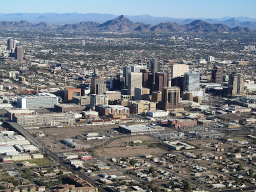 Phoenix, Arizona, tem muito asfalto, poucas árvores e muito calor em sua área central (Fonte: Wikimedia Commons)