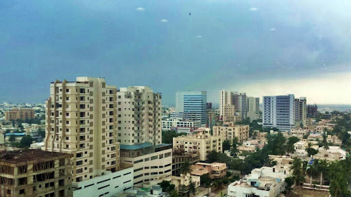 Os 16 milhões de habitantes de Karachi usam o ar-condicionado para lidar com o calor extremo, gerando um círculo vicioso (Fonte: Wikimedia Commons)