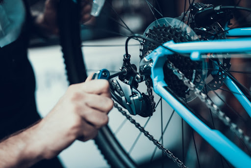 Com apenas três chaves, o ciclista pode regular sozinho o câmbio da bicicleta. (Fonte: Shutterstock/VGstockstudio/Reprodução)