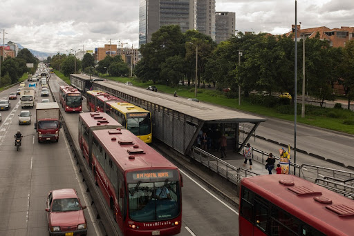 O uso de BRT elétrico tem sido um destaque para a melhoria do trânsito, na foto o exemplo de Bogotá. (Fonte: hinterhof/Shutterstock/Reprodução)