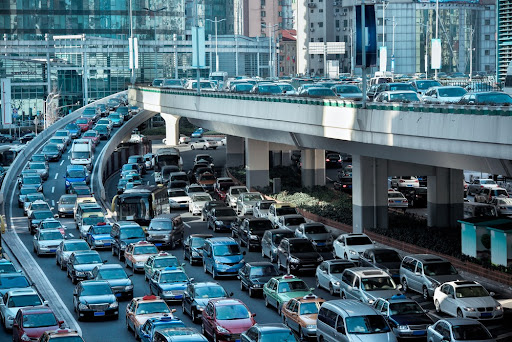 A dependência de carros é um dos desafios da mobilidade urbana sustentável. (Fonte: chuyuss/Shutterstock/Reprodução)