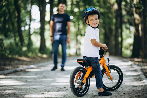 Mesmo crianças pequenas podem aprender a andar de bicicleta. (Fonte: senivpetro/Freepik)