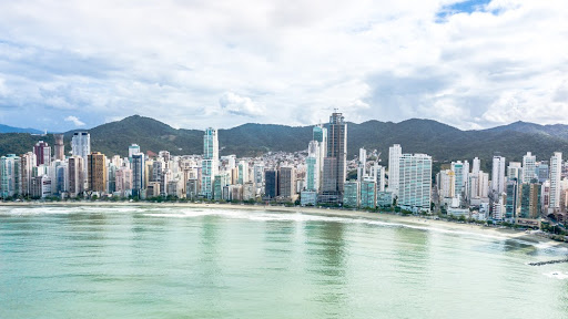 Balneário Camboriú tem 5 dos 10 prédios mais altos do Brasil. (Fonte: Alexandree/Shutterstock/Reprodução)