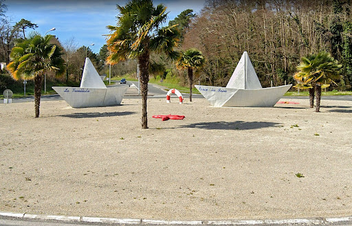  Os barcos de papel do artista Jean-Luc Plé em La Tremblade, França. (Fonte: Google Maps/Reprodução)