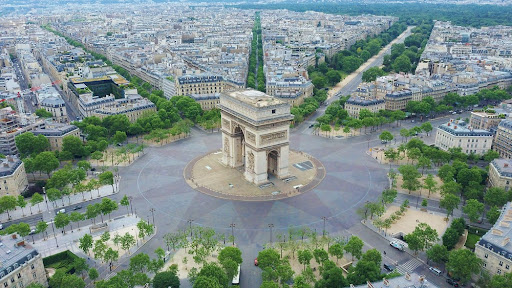 Além de marco histórico e militar, o Arco do Triunfo também faz parte do redesenho da mobilidade na capital francesa. (Fonte: Shutterstock/dietmint/Reprodução)