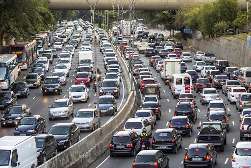 Brasileiros chegam a perder 32 dias por ano no trânsito. (Fonte: Alf Ribeiro/Shutterstock/Reprodução)