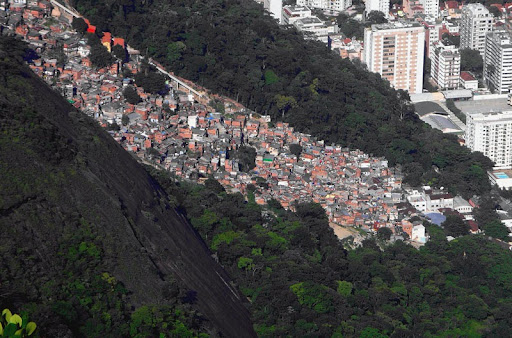 A favela Dona Marta, na Zona Sul do Rio de Janeiro, expõe uma lógica de ocupação do espaço semelhante à de Paraisópolis. Os índices socioeconômicos apontam a consequência disso em serviços urbanos. (Fonte: Marque Berger/TrekEarth/reprodução)