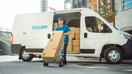Investir nesse tipo de logística aumenta a eficiência das entregas. (Fonte: Shutterstock/Reprodução)
