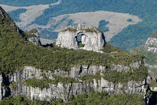 O Morro da Igreja ou Pedra Furada é um dos principais atrativos turísticos de Urubici. (Fonte: Rafaela Asprino/Shutterstock/Reprodução)