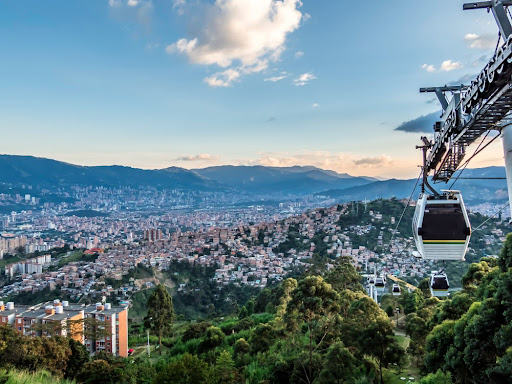 Medellín inovou na mobilidade urbana para superar desigualdades socioespaciais. (Fonte: doleesi/Shutterstock/Reprodução)