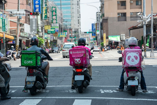 Scooters usadas para aplicativos de delivery em Taiwan. (Fonte: Vidpen/Shutterstock/Reprodução)