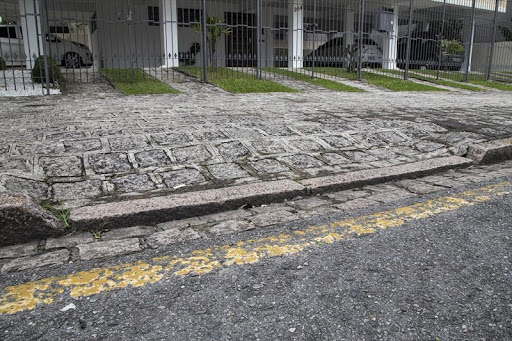 Muitos motoristas têm dúvida se podem estacionar na guia rebaixada de suas casas (Fonte: Prefeitura de Curitiba/Reprodução)