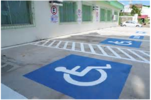 Vagas para deficientes têm padrão de medidas e sinalização. (Fonte: Prefeitura Municipal de Louveira/Reprodução)