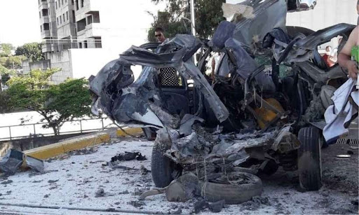 Explosão deixou o carro totalmente deformado e impressionou internautas nas redes sociais. (Twitter/Reprodução)
