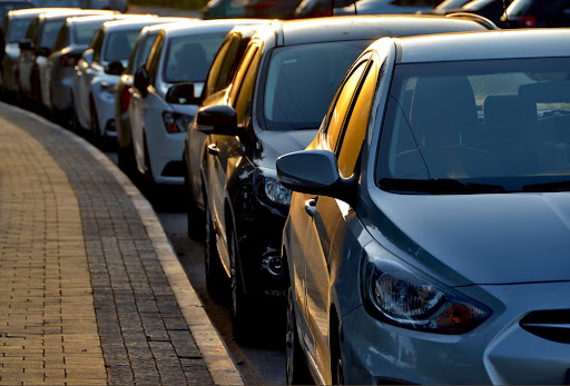 Carros estacionados corretamente junto ao meio-fio. (Fonte: Shutterstock/Reprodução)