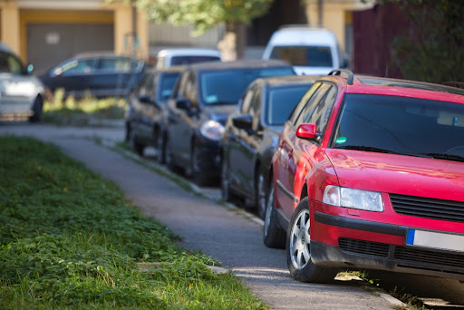 As regras de estacionamento existem para impedir que um veículo atrapalhe o fluxo da via ou dos pedestres (Fonte: Shutterstock/Reprodução)