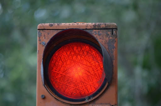 Não avançar durante o sinal vermelho é importante para evitar acidentes. (Unsplash/Reprodução)