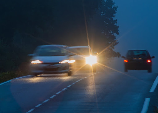 Em rodovias com faixa contínua é proibida a ultrapassagem. (Fonte: Shutterstock/Reprodução)