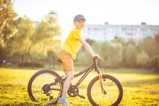  A bicicleta nessa faixa etária serve dos 9 aos 12 anos e é a última antes dos modelos adultos convencionais. (Fonte: Kolomenskaya Kseniya/Shutterstock/reprodução)