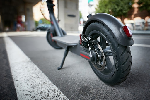 Não é necessário ter ACC para conduzir patinetes elétricos, mas sua circulação é restrita a calçadas e ciclovias. (Fonte: Andriy Bilous/Shutterstock/Reprodução)