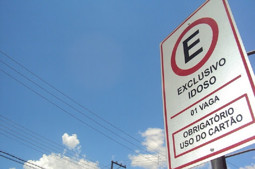 Somente veículos com cartão específico podem estacionar em vaga para idoso. (Fonte: Câmara Municipal de Ouro Fino/Reprodução)