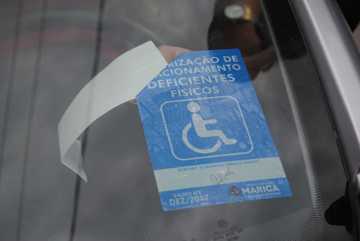 Autorização de estacionamento para deficientes físicos deve estar visível, para evitar multas. (Fonte: Michel Monteiro/Prefeitura Municipal de Maricá/Reprodução)