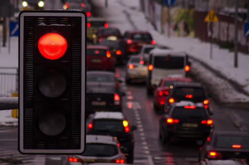 Profissionais especializados atuam em conjunto com autoridades para criar as regras e sinalizações de trânsito. (Fonte: Pixabay/Reprodução)