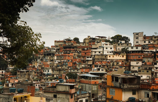 Exemplo de favela no Rio de Janeiro. (Fonte: Shutterstock/Reprodução)