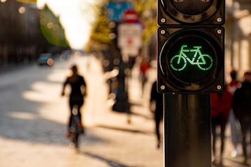 A inclusão das bicicletas como meio de transporte oferece benefícios para a saúde dos cidadãos e para a mobilidade urbana. (Fonte: Shutterstock/Reprodução)