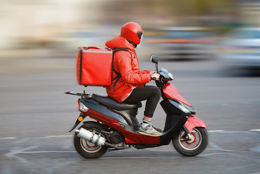 Scooters e outras motos com menos de 50 cilindradas são consideradas veículos ciclomotores. (Fonte: Shutterstock/Reprodução)