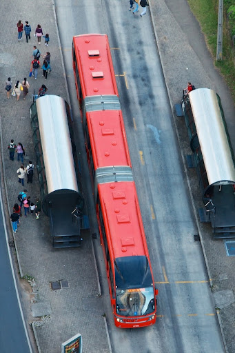 Curitiba tem uma das passagens de ônibus mais caras e não conta com metrôs ou outros transportes públicos. (Fonte: Shutterstock/Reprodução)