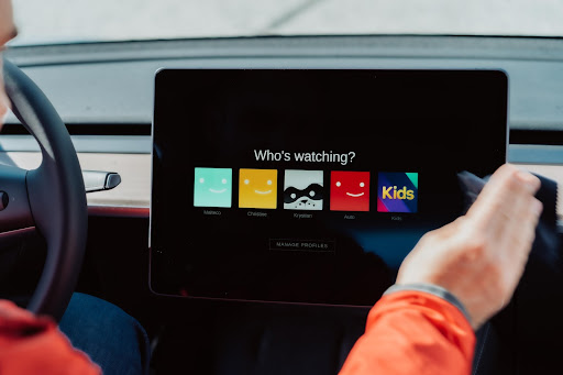 Carros da Apple vão contar com telas de entretenimento. (Unsplash/Reprodução)