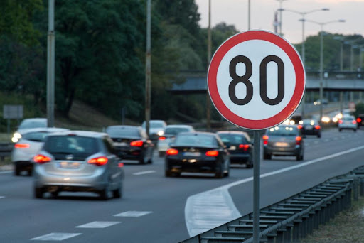 O limitador de velocidade ajuda a respeitar as regras para cada via. (Fonte: Shutterstock)