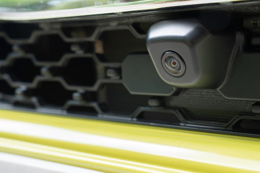 Câmeras na frente do carro ajudam a detectar os limites de velocidade de cada via. (Fonte: Shutterstock)
