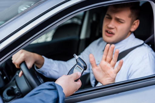 Motoristas podem se recusar a fazer o teste do bafômetro, mas ficam sujeitos a multa. (Fonte: Shutterstock/Reprodução)